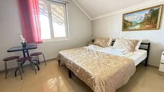 Гостиница Гостевой дом Березовый Адлер Классический трехместный номер-7