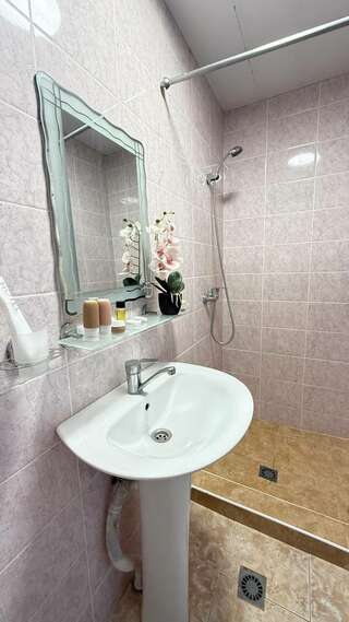 Гостиница Гостевой дом Березовый Адлер Двухместный номер с 1 кроватью или 2 отдельными кроватями-9